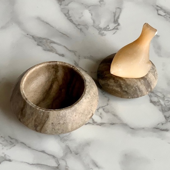 Vintage Carved Butterscotch Finial Bird Round Trinket Box - Picture 4 of 8